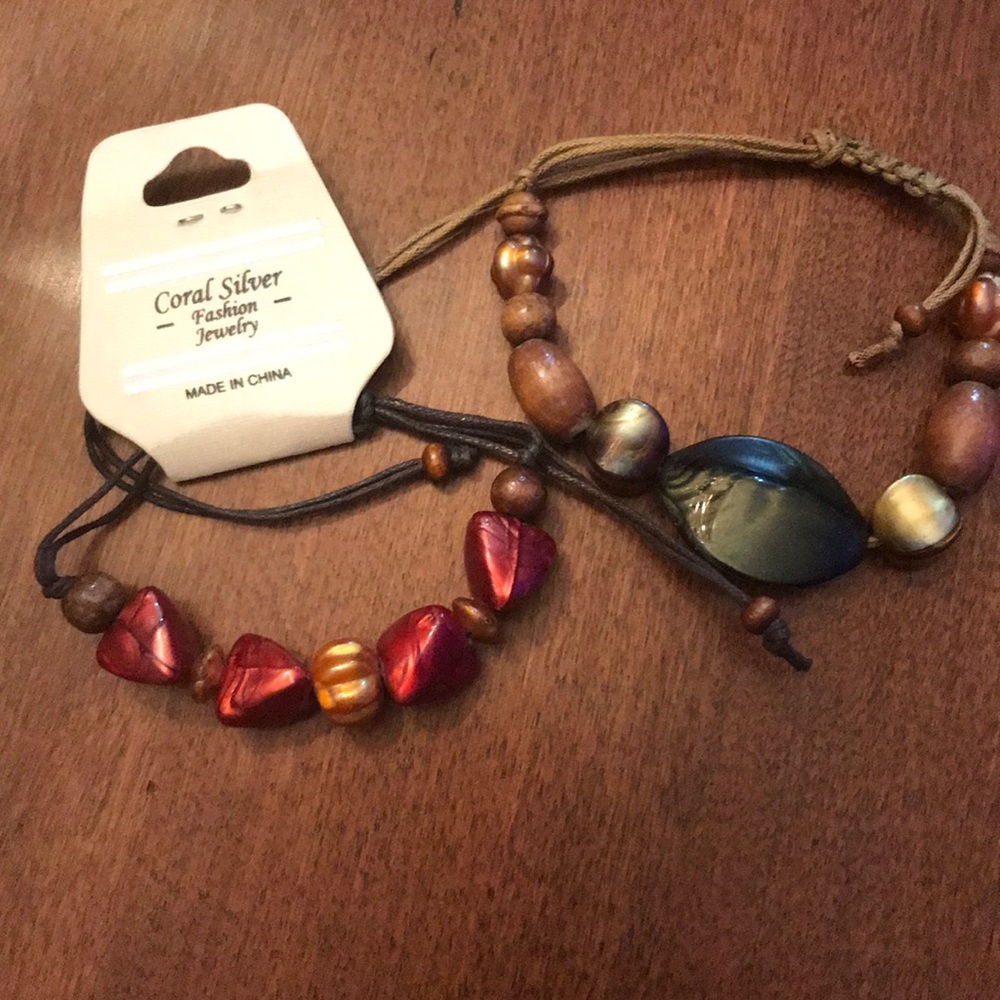 2 Adjustable bracelets.